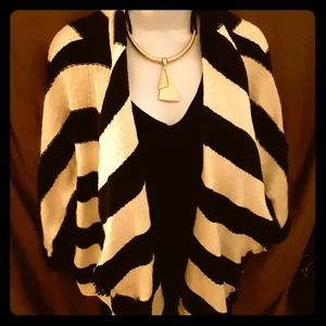 Sweater sleeveless top and neckalace